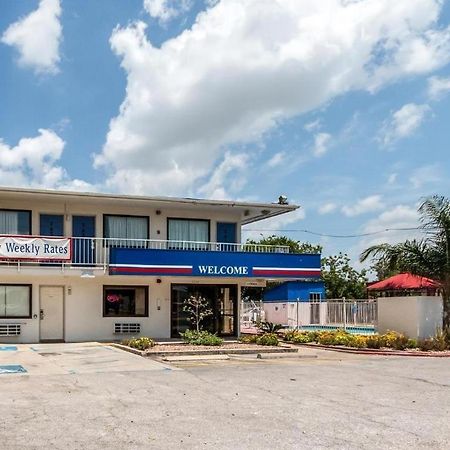 Quality Inn & Suites Victoria East מראה חיצוני תמונה