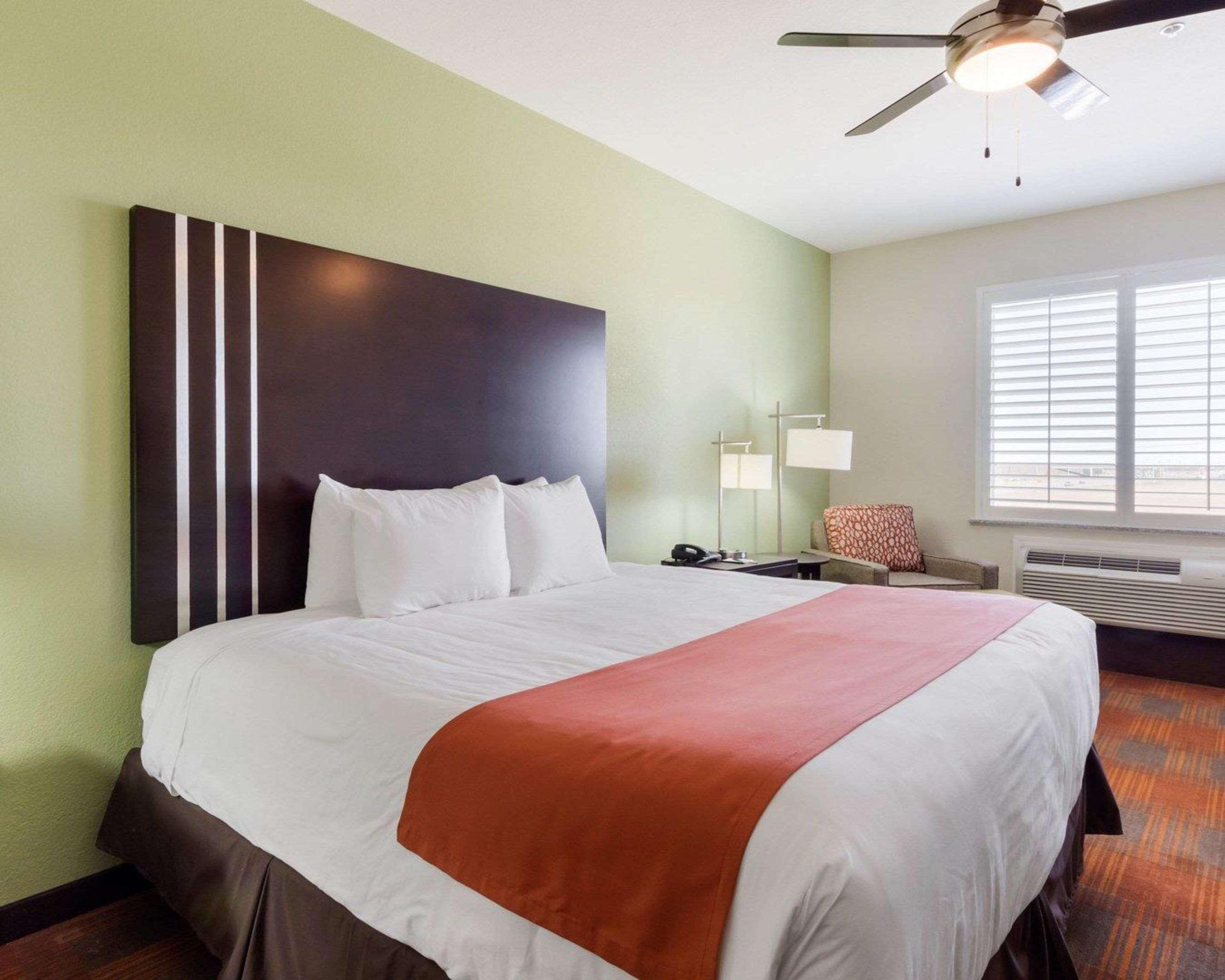 Quality Inn & Suites Victoria East מראה חיצוני תמונה