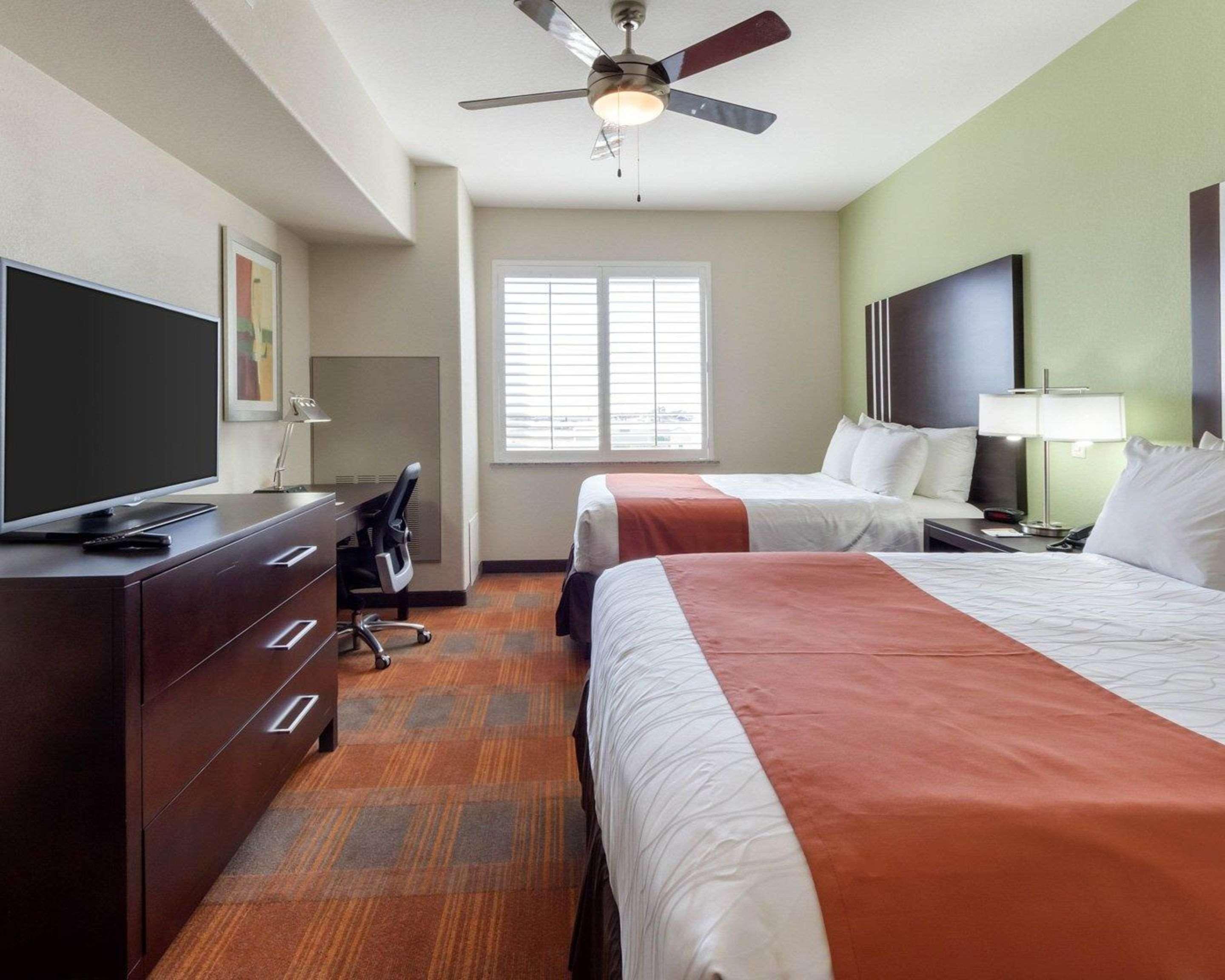 Quality Inn & Suites Victoria East מראה חיצוני תמונה
