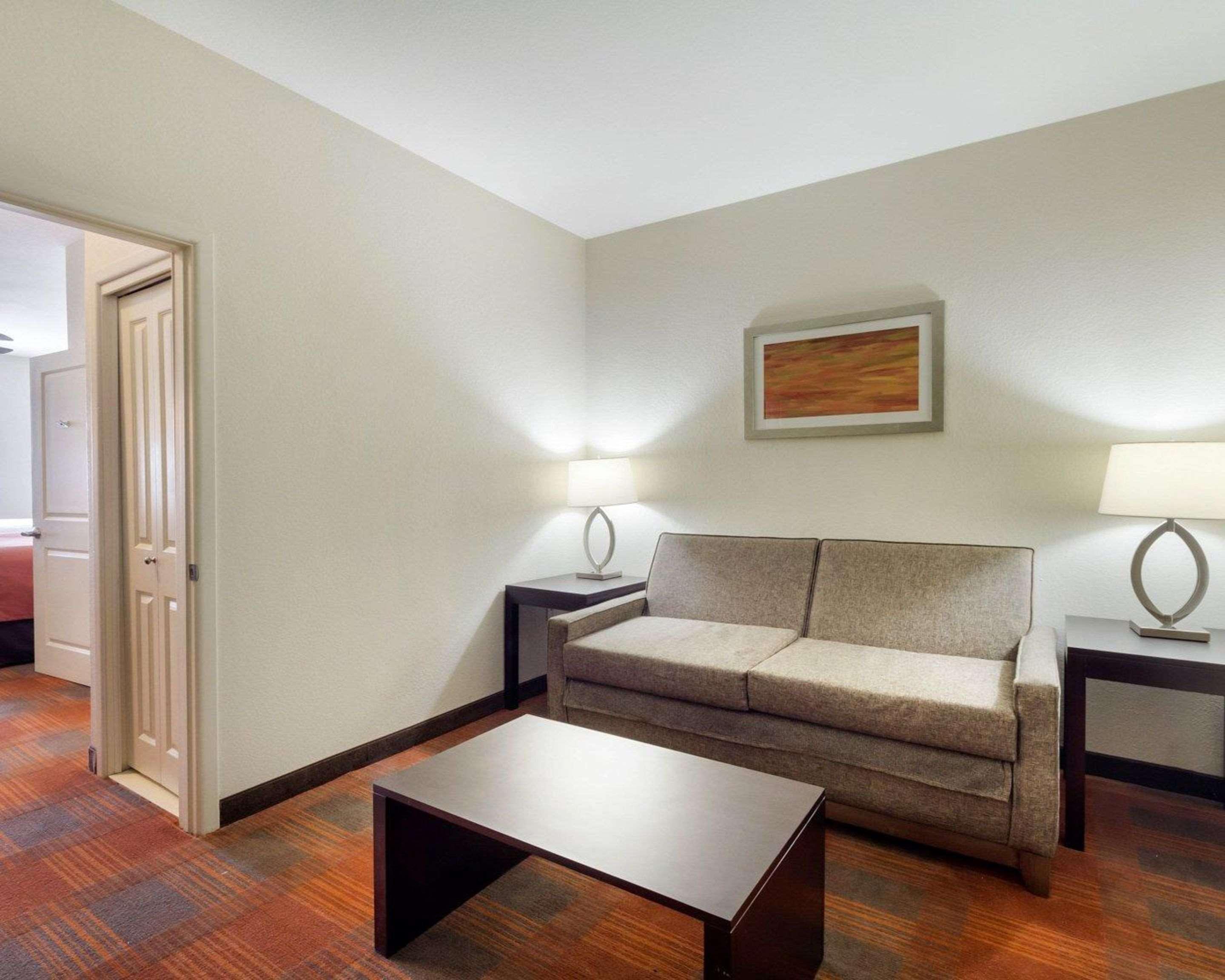 Quality Inn & Suites Victoria East מראה חיצוני תמונה