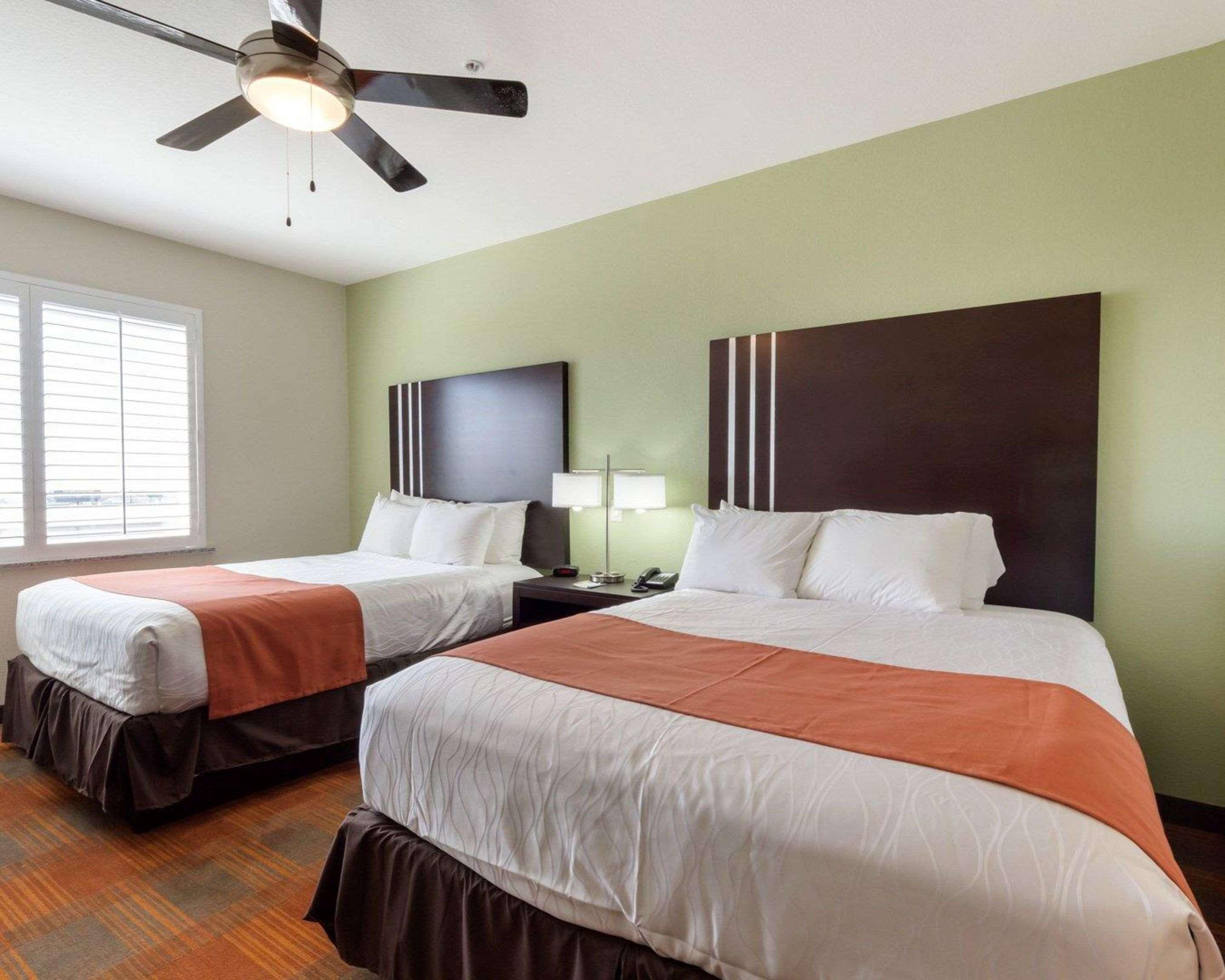 Quality Inn & Suites Victoria East מראה חיצוני תמונה
