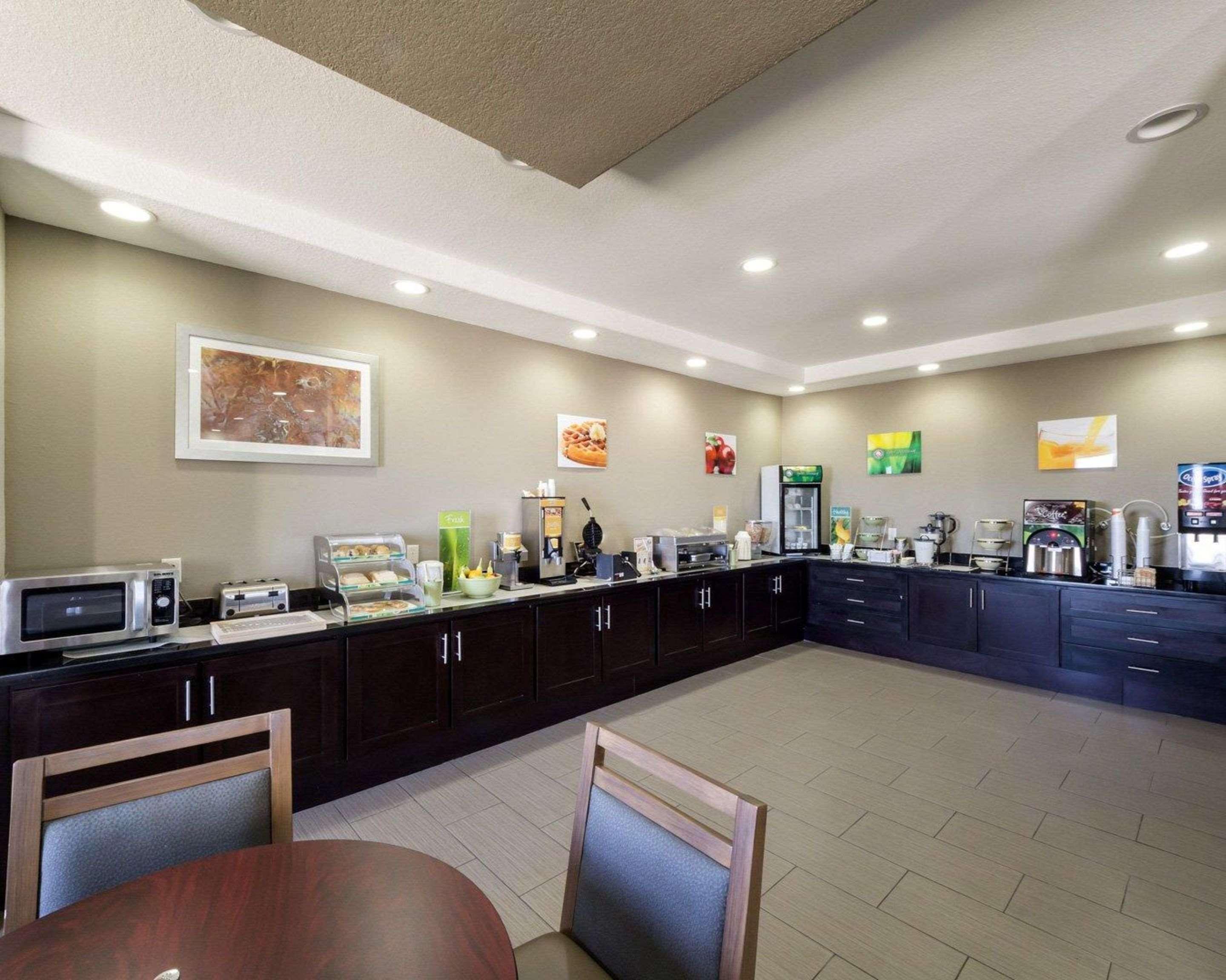 Quality Inn & Suites Victoria East מראה חיצוני תמונה