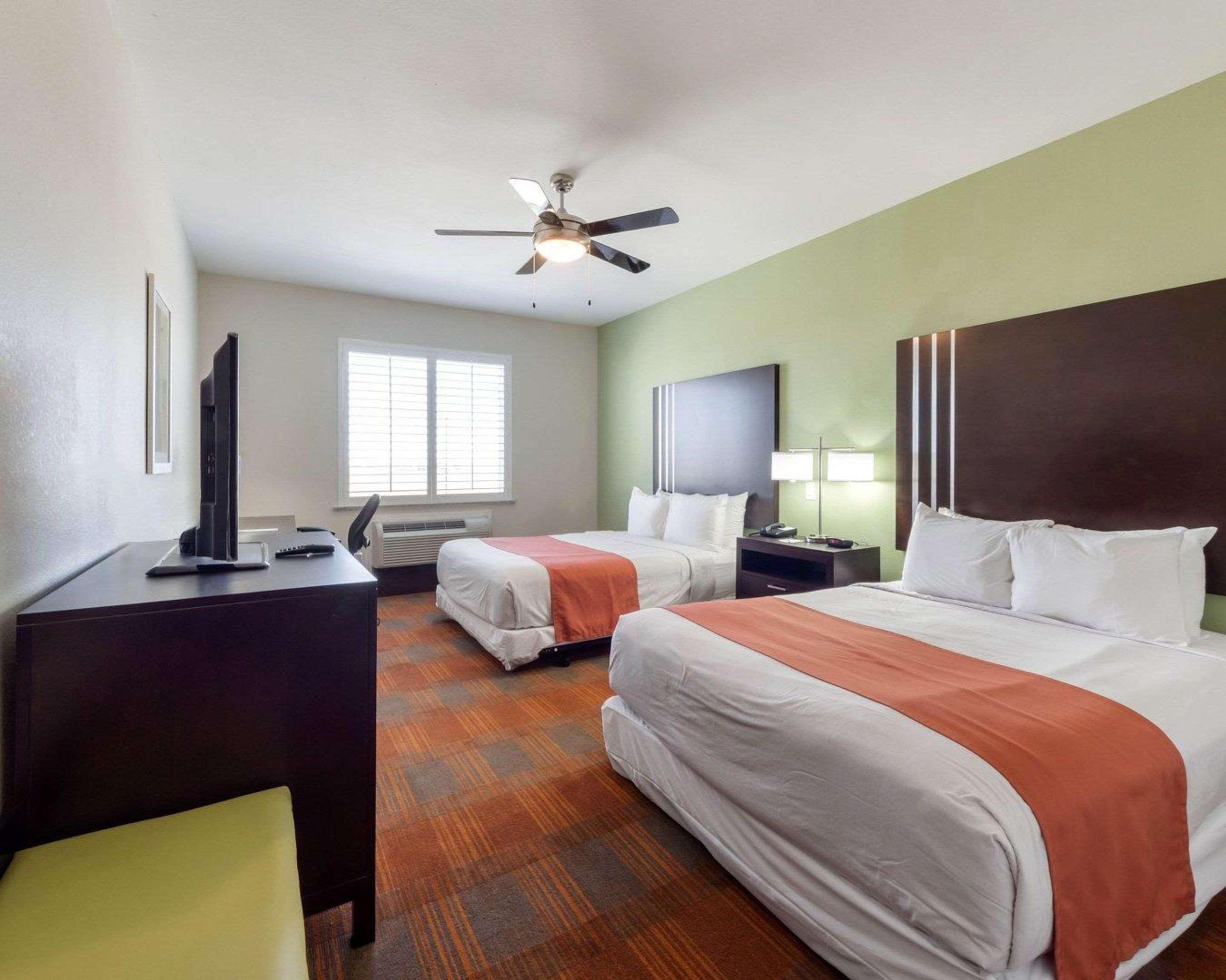 Quality Inn & Suites Victoria East מראה חיצוני תמונה