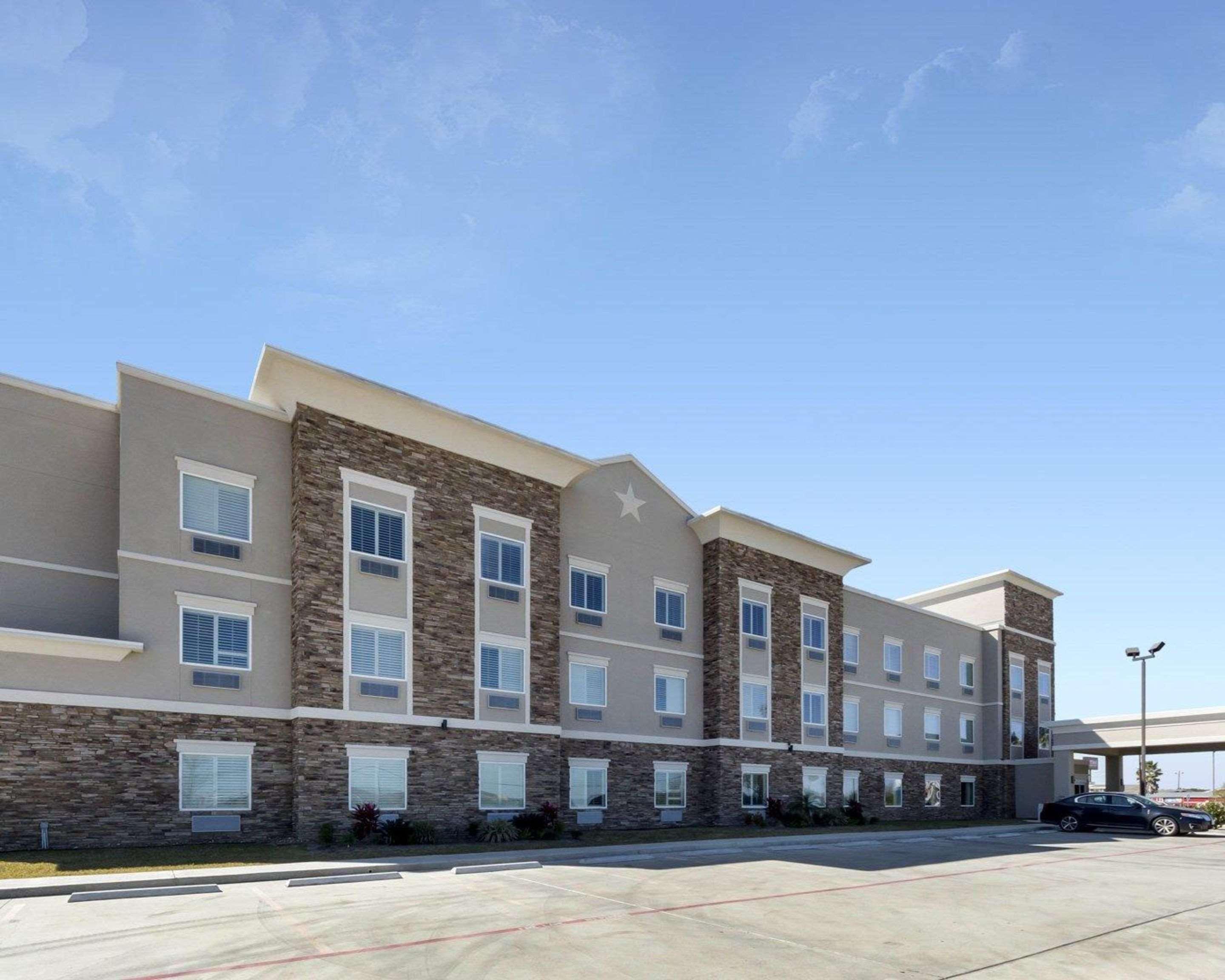 Quality Inn & Suites Victoria East מראה חיצוני תמונה