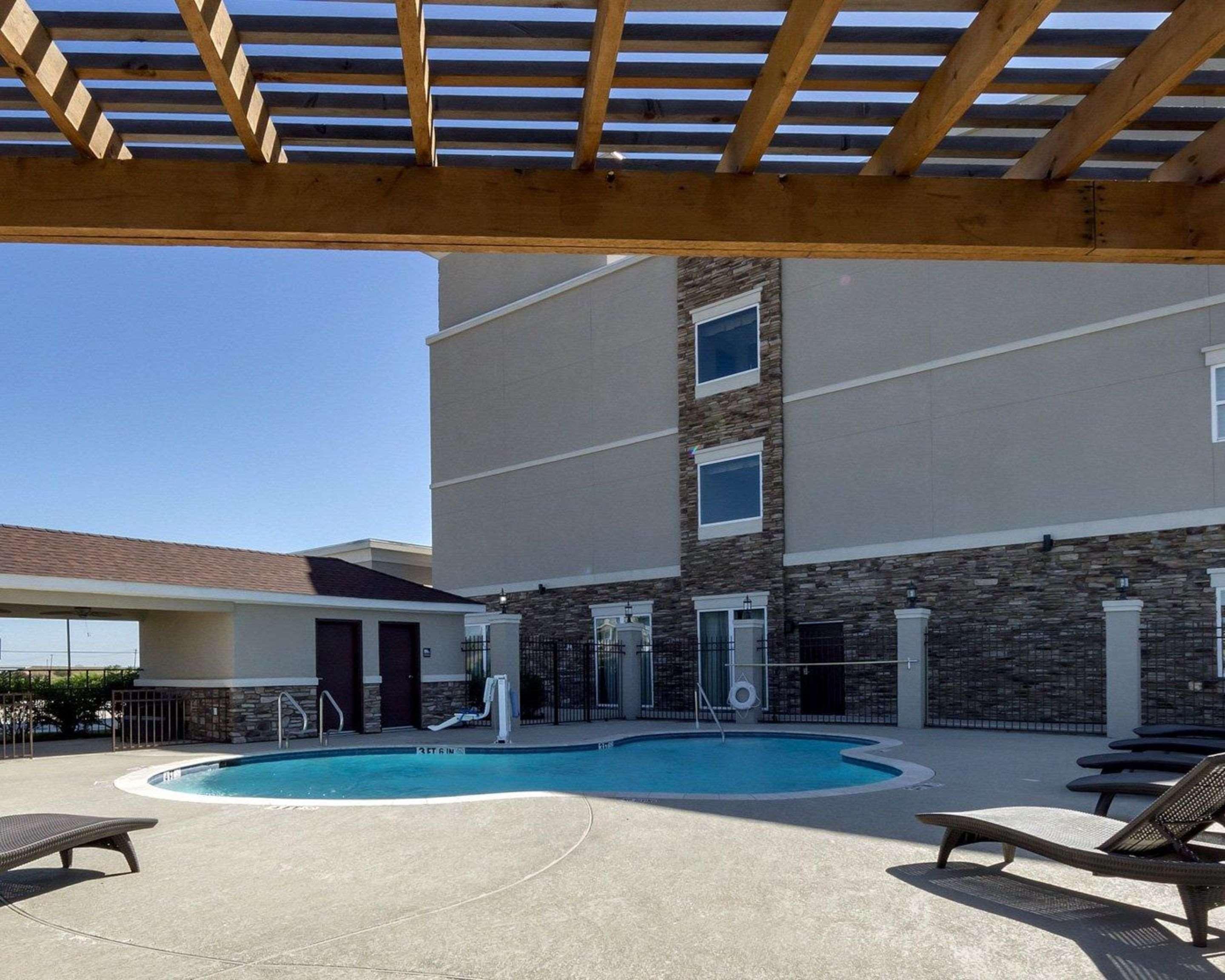 Quality Inn & Suites Victoria East מראה חיצוני תמונה