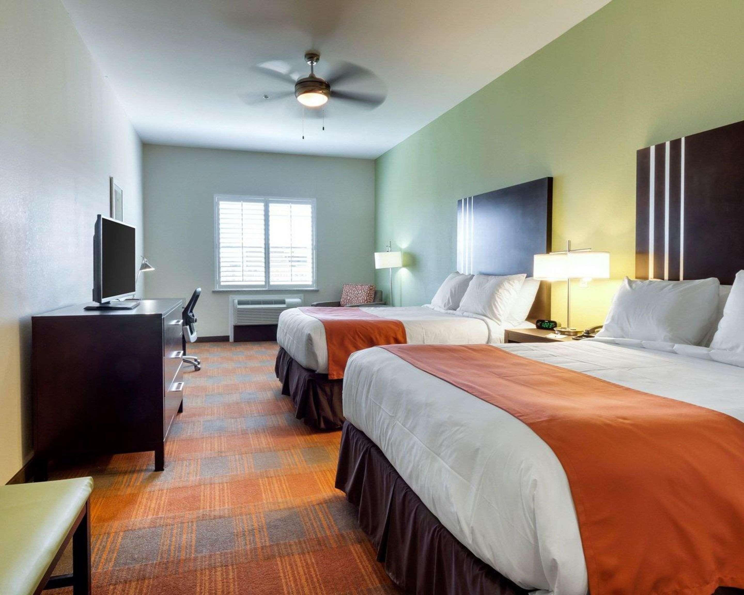 Quality Inn & Suites Victoria East מראה חיצוני תמונה