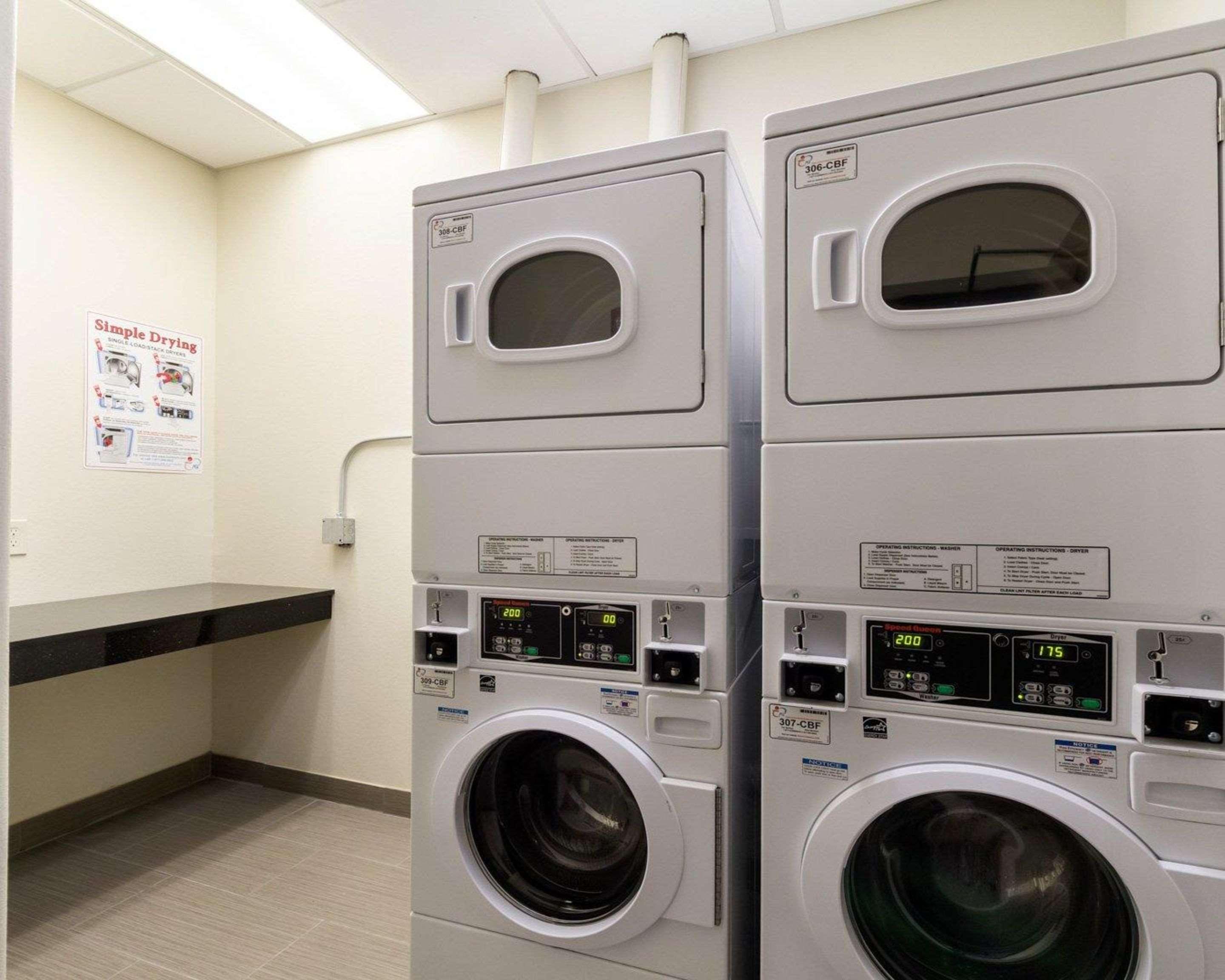 Quality Inn & Suites Victoria East מראה חיצוני תמונה