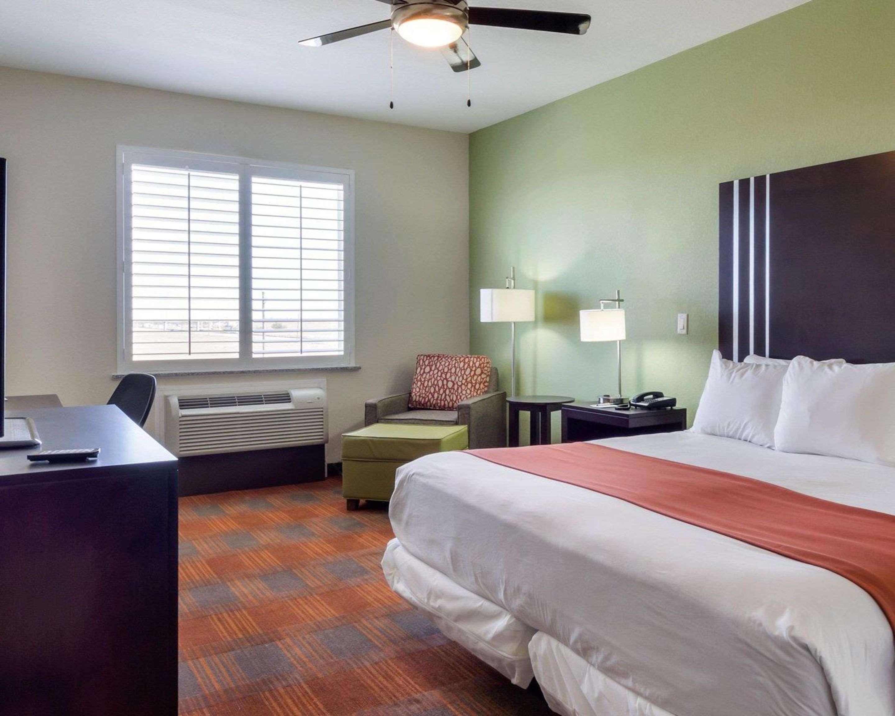 Quality Inn & Suites Victoria East מראה חיצוני תמונה