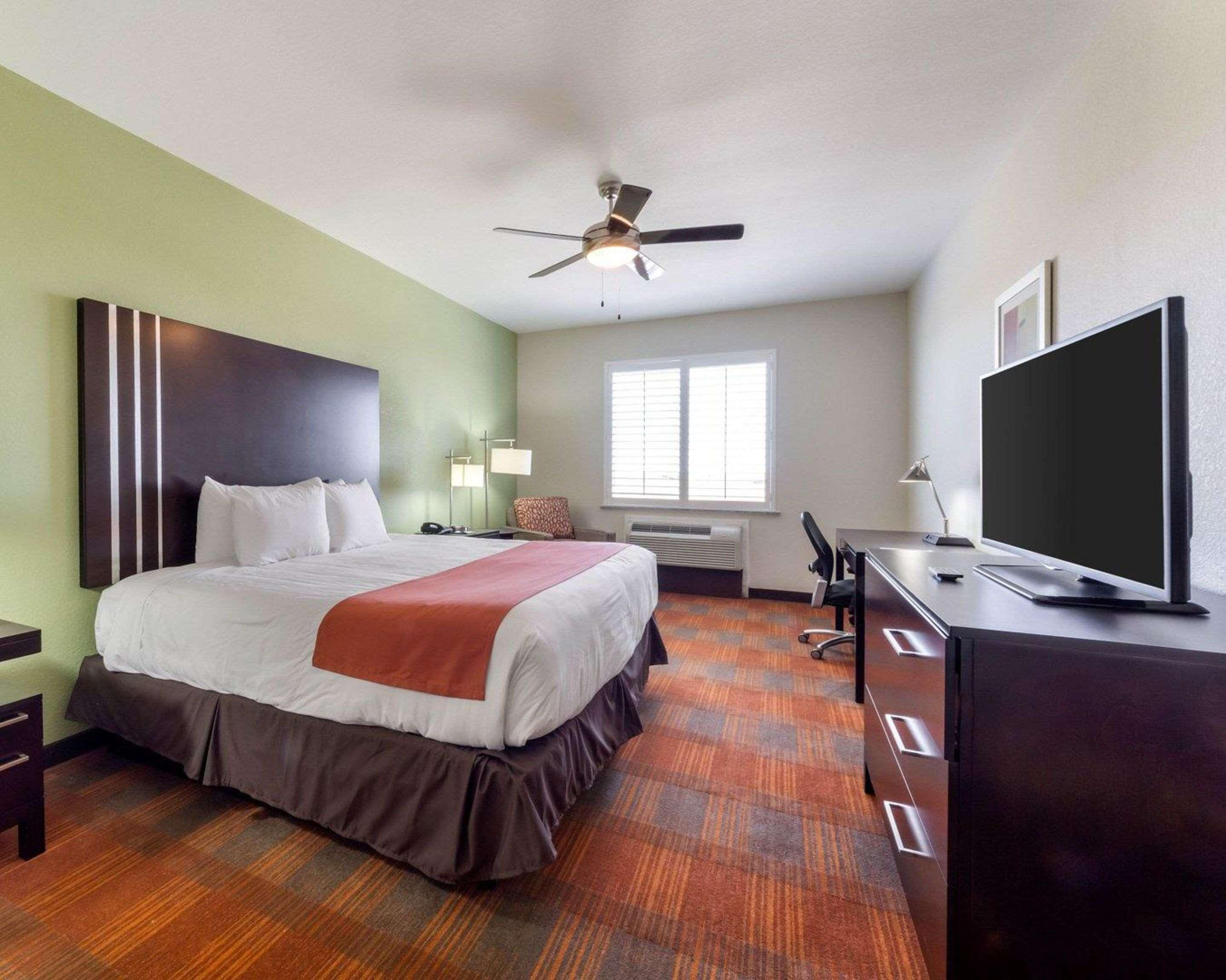 Quality Inn & Suites Victoria East מראה חיצוני תמונה