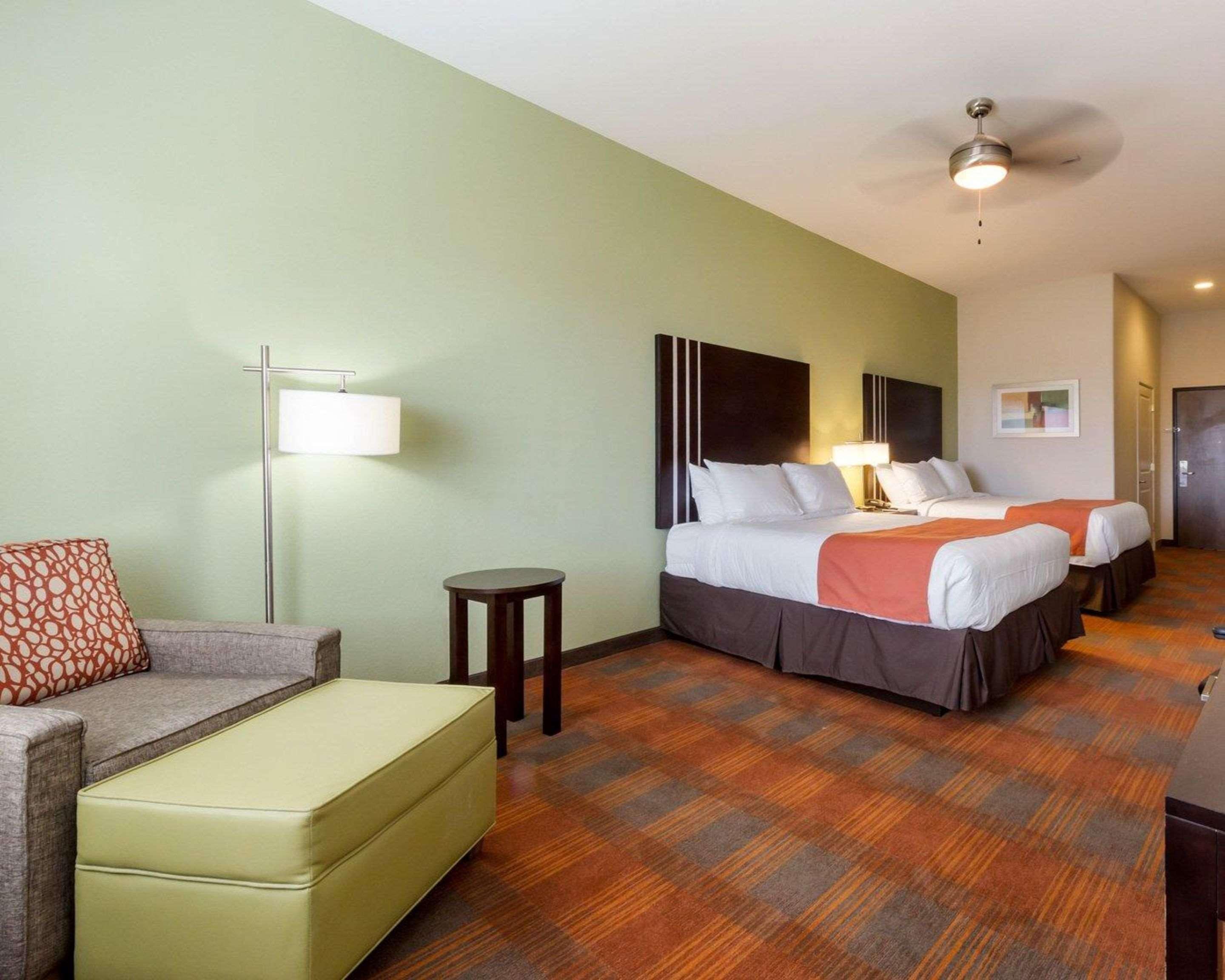 Quality Inn & Suites Victoria East מראה חיצוני תמונה