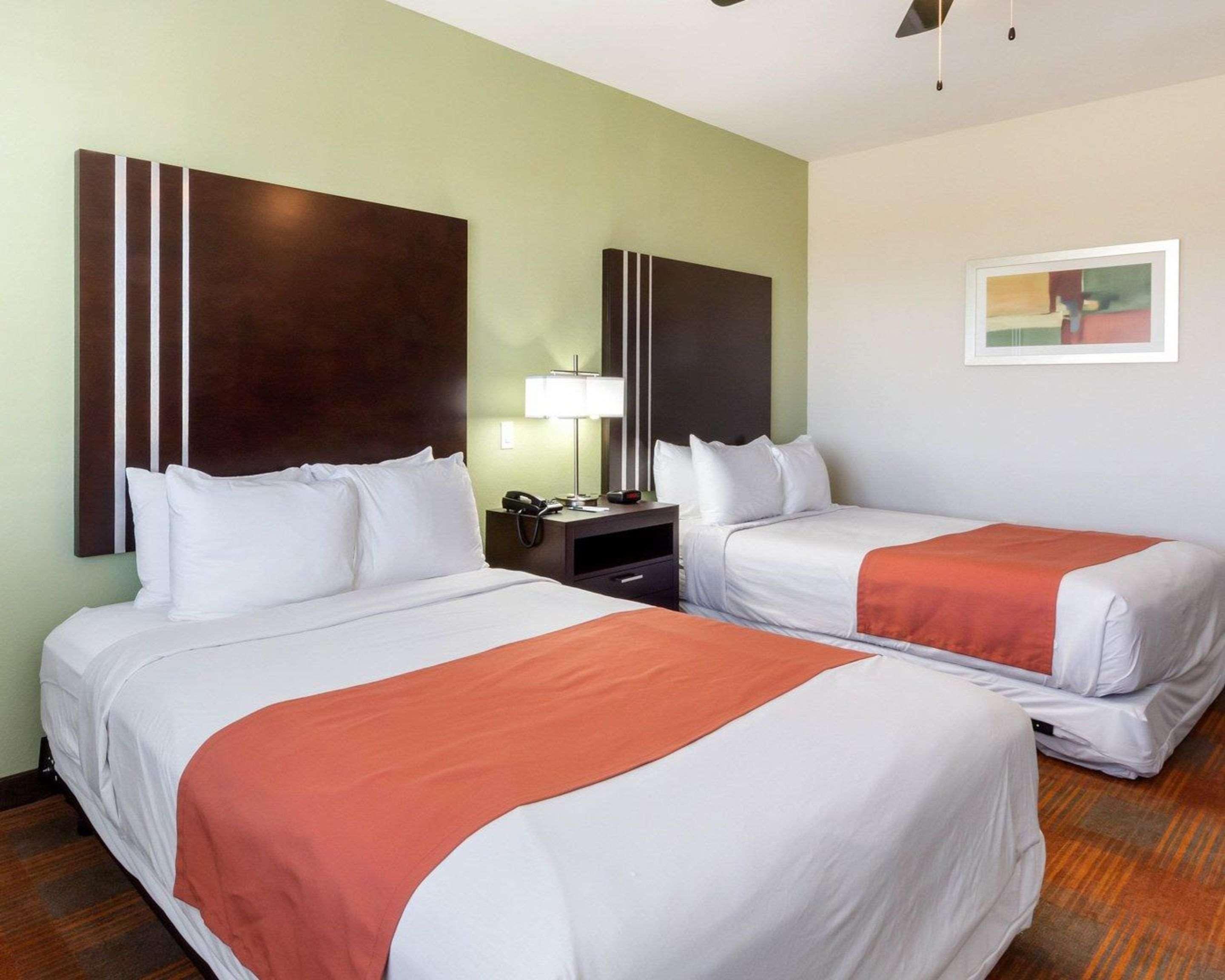 Quality Inn & Suites Victoria East מראה חיצוני תמונה