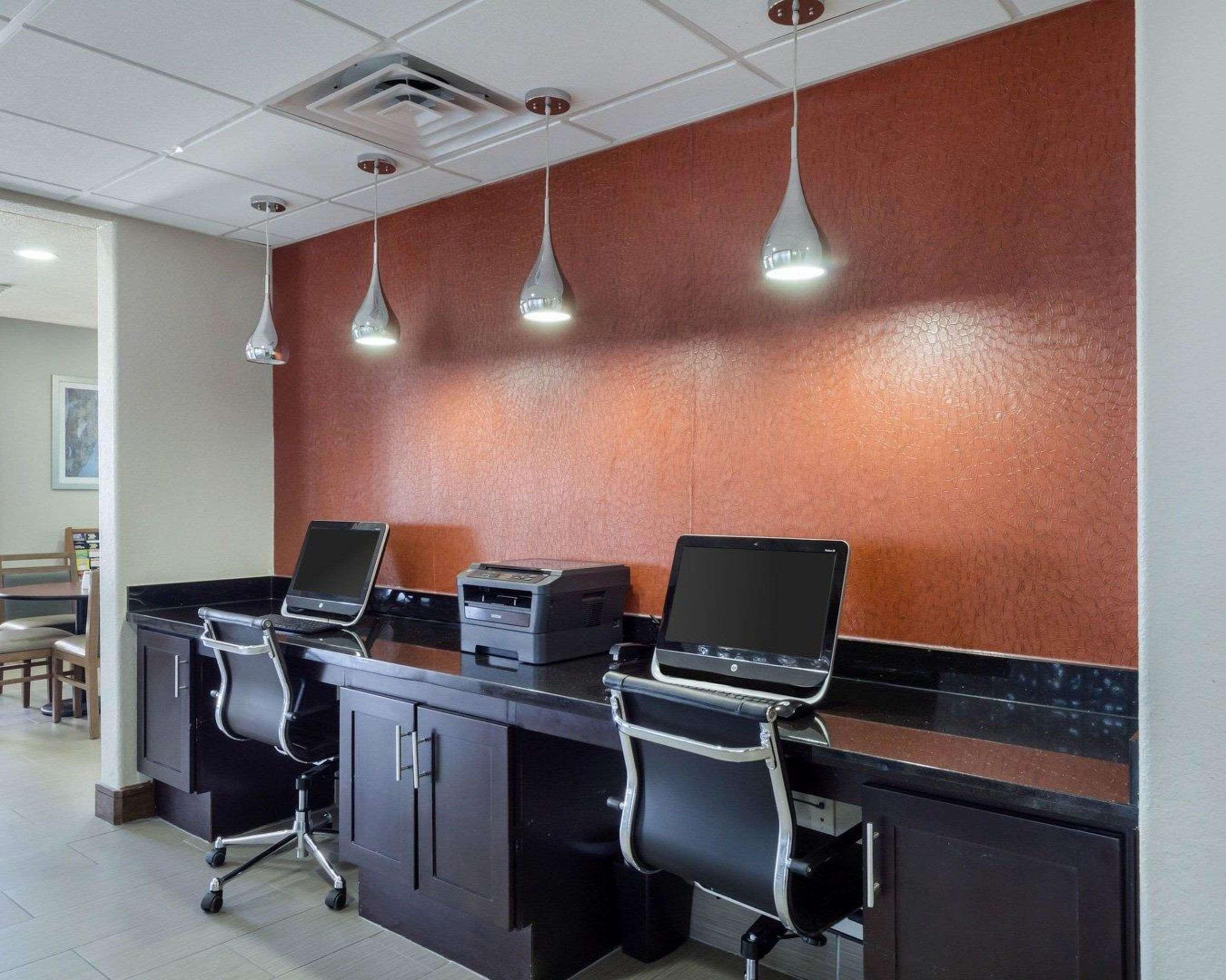 Quality Inn & Suites Victoria East מראה חיצוני תמונה