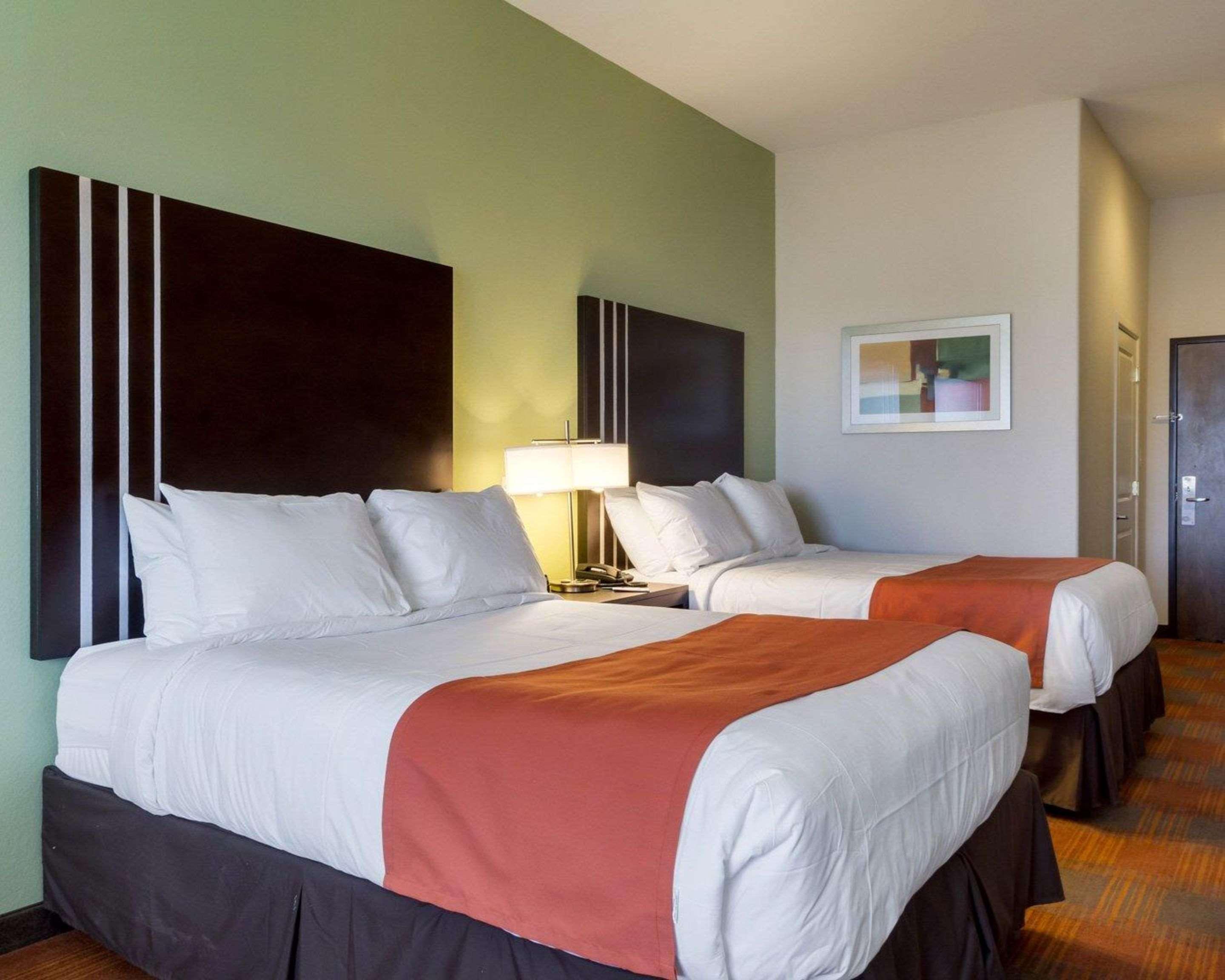 Quality Inn & Suites Victoria East מראה חיצוני תמונה