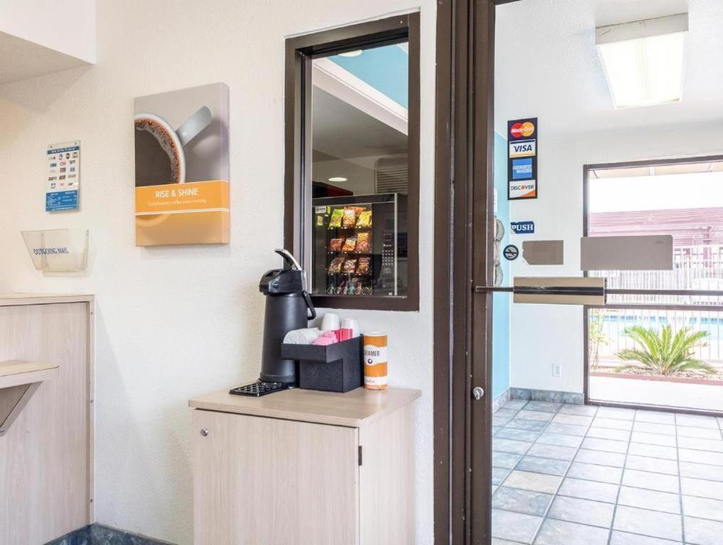 Quality Inn & Suites Victoria East מראה חיצוני תמונה