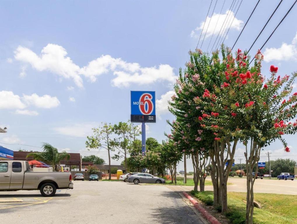 Quality Inn & Suites Victoria East מראה חיצוני תמונה