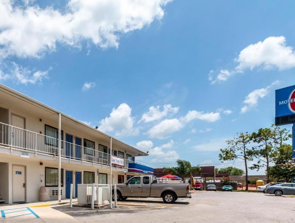 Quality Inn & Suites Victoria East מראה חיצוני תמונה